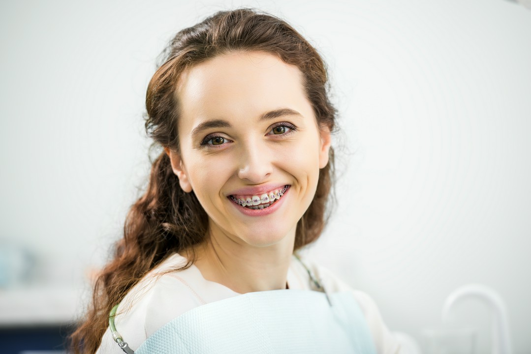 kobieta z aparatem ortodontycznym